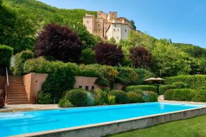 SellanoCastello Di Postignano Relais的山顶上的城堡,带游泳池