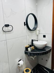 欧拉努波利斯Hotel Paradise Ouranoupolis的一间带水槽和镜子的浴室