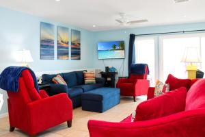Cape San BlasAbsolute Heaven by Pristine Properties Vacation Rentals的客厅配有红色椅子和蓝色沙发