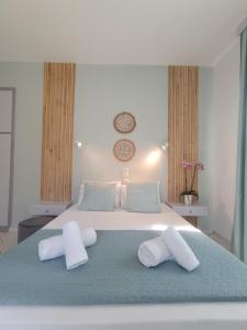阿查拉维Philippos Apartments的一间卧室配有一张大床和两个枕头