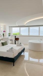 卡斯特拉玛雷帝斯达比亚雷莱斯曼弗雷德酒店的一间卧室配有一张床和浴缸
