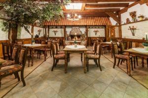 费尔登祖尔林登兰德酒店的用餐室配有木桌和椅子