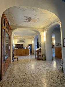 瓦隆布罗萨瓦隆布罗萨格兰德酒店的走廊上设有天花板和桌子的房间