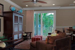 印第安帕斯Sammy's Old Place by Pristine Properties Vacation Rentals的带沙发和大窗户的客厅