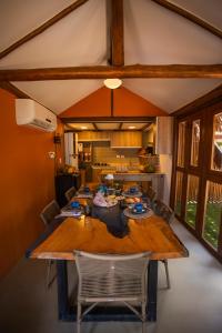 费尔南多 - 迪诺罗尼亚Casa Conceição的带厨房的客房内一张大木桌