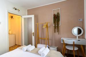比斯特里察Apartament Corina cu parcare的一间卧室配有一张床、一张书桌和一面镜子