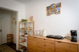 比斯特里察Apartament Corina cu parcare的客房设有带咖啡壶的木制梳妆台。