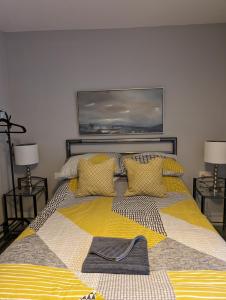 雷丁Caversham Lodge的一间卧室配有一张带黄色毯子的大床