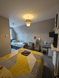 雷丁Caversham Lodge的一间卧室设有一张床和一间客厅。