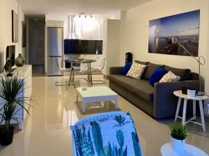 英格兰海滩Tanife 310 - Playa del Ingles comfort Suite with Sunset view的客厅配有沙发和桌子