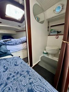 卡斯特尔德费尔斯Vive la experiencia de dormir acunado por las olas cerca de Barcelona的小房间设有床和卫生间