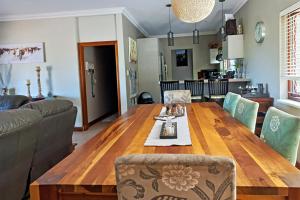 德班Marks Cottages的客厅配有木桌和沙发