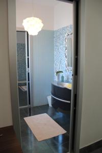 巴里瓦伦蒂诺住宿加早餐旅馆的浴室配有黑色浴缸和水槽