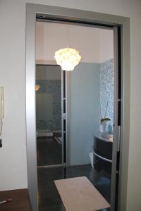 巴里瓦伦蒂诺住宿加早餐旅馆的带淋浴、盥洗盆和镜子的浴室