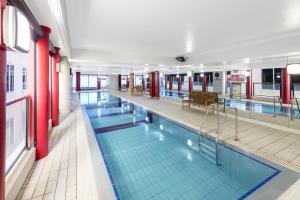 阿德莱德Oaks Adelaide Horizons Suites的大楼内的大型游泳池