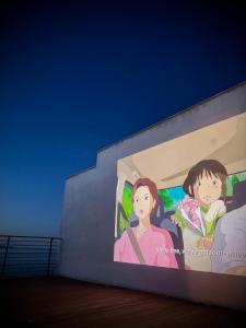 奥布佐尔Sea view Penthouse (YooBulgaria)的建筑物一侧的两幅女孩画