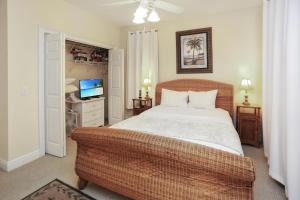Cape San BlasA Tropical Breeze by Pristine Properties Vacation Rentals的一间卧室配有一张床、一张沙发和一台电视