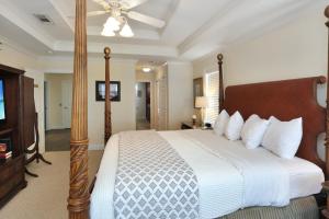 Cape San BlasA Tropical Breeze by Pristine Properties Vacation Rentals的一间卧室配有一张大床和电视