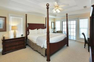 Cape San BlasA Tropical Breeze by Pristine Properties Vacation Rentals的一间卧室配有一张床和吊扇