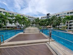 乔木提恩海滩Laguna beach condo resort 3 maldives pattaya pool view ลากูน่า บีช คอนโด รีสอร์ต 3 พัทยา的大楼前的游泳池