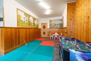 SerradaRESIDENCE SERRADA的一间设有乒乓球桌和乒乓球台的房间