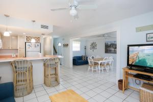 Cape San BlasWhataday by Pristine Properties Vacation Rentals的客厅和带平面电视的厨房