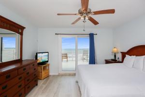 Cape San BlasWhataday by Pristine Properties Vacation Rentals的一间卧室配有一张床和吊扇