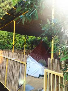 穆克缇斯瓦Bell Glamping - Luxury Bath in Mukteshwar's Nature的木栅栏后面的帐篷,配有木桩围栏
