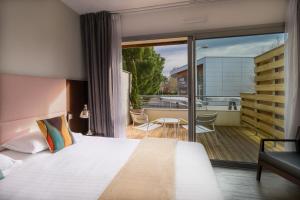 比斯卡罗斯海普酒店的酒店客房设有一张床和一个阳台。