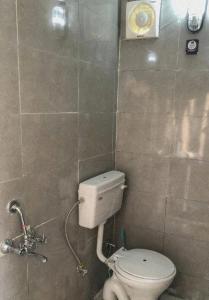 穆克缇斯瓦Bell Glamping - Luxury Bath in Mukteshwar's Nature的一间位于客房内的白色卫生间的浴室