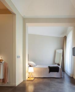 贝萨卢卡萨马歇尔酒店的一间卧室配有一张床和一盏灯