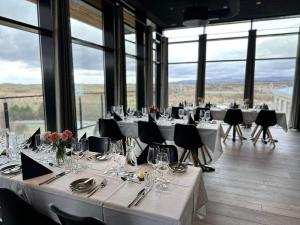 VarmalandHotel Varmaland的用餐室设有桌椅和窗户。