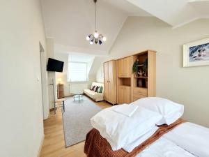 斯维诺乌伊希切Apartamenty Cudowna Wyspa的一间卧室设有一张床和一间客厅。