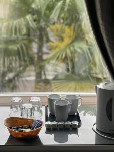 卡迪夫parklane guest house的桌子上带杯子和玻璃杯的托盘,有窗