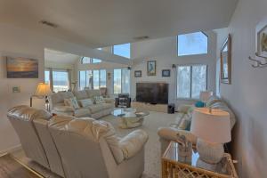 Cape San BlasPelican by Pristine Properties Vacation Rentals的带沙发和壁炉的大型客厅