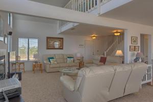 Cape San BlasPelican by Pristine Properties Vacation Rentals的客厅配有白色家具和楼梯