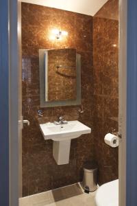 伦敦菩提别墅酒店的一间带水槽和镜子的浴室