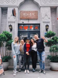 重庆阅江老院青年旅舍(重庆解放碑店)的一群站在建筑物前的人