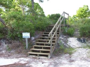 Cape San BlasBig Chill by Pristine Property Vacation Rentals的木楼梯,旁边设有标志