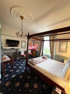 罗撒西Ivybank Villa的一间带天蓬床的卧室和一间客厅