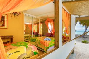 提克豪Fafarua Ile Privée Private Island的一间带两张床的卧室,享有海景