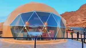 瓦迪拉姆Faisal Wadi Rum camp的沙漠中的一个圆顶房子