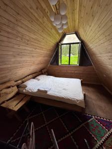 卡拉科尔Super View-2 Bedroom Chalet Karakol的木制客房的一张床位,设有窗户