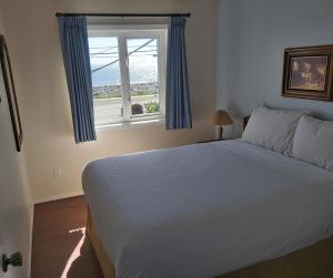 坎贝尔河黑伦着陆酒店的一间卧室设有一张大床和一个窗户。