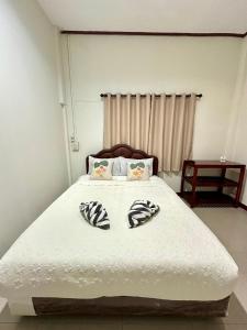 清刊บ้านคุณโต้ง เชียงคาน BaanKhunTong ChiangKhan的一间卧室配有一张带两个枕头的床