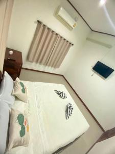 清刊บ้านคุณโต้ง เชียงคาน BaanKhunTong ChiangKhan的一间卧室设有一张床和一个窗口