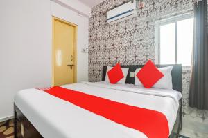 兰奇OYO Oxy Rudra Inn的一间卧室配有一张带红色枕头的大床
