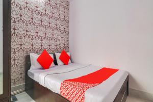 兰奇OYO Oxy Rudra Inn的一间卧室配有红色枕头的床