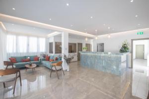 阿依纳帕帕富力尼亚公寓酒店的客厅设有蓝色的沙发和酒吧。