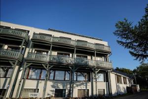 库克斯港沃奈尔瓦尔德酒店的公寓大楼的一侧设有阳台。